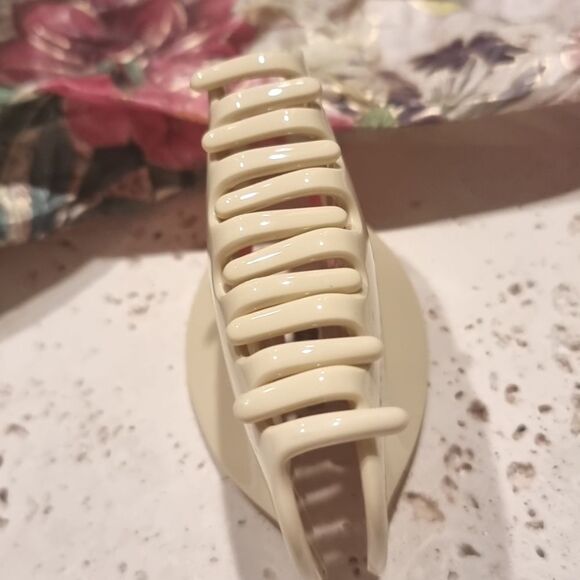 New For Love And Lemons Floral Hair Clip - Cream and Red - Picture 4 of 8